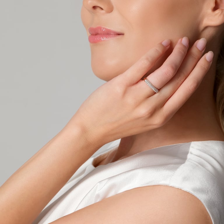 Starlight Ring aus 18 Kt Weißgold mit Diamanten, an einer Hand getragen