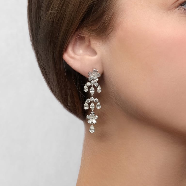 Masterpiece Ohrschmuck aus 18 Kt Weißgold mit Diamanten, am Ohr getragen