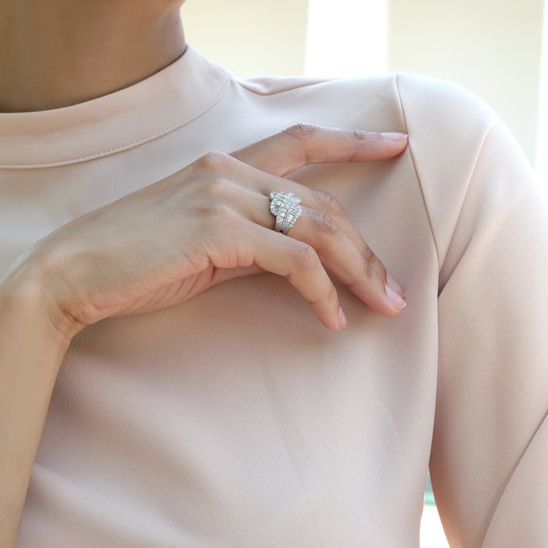 Rivière & More Special Ring aus 18 Kt Weißgold mit Diamanten, an einer Hand getragen