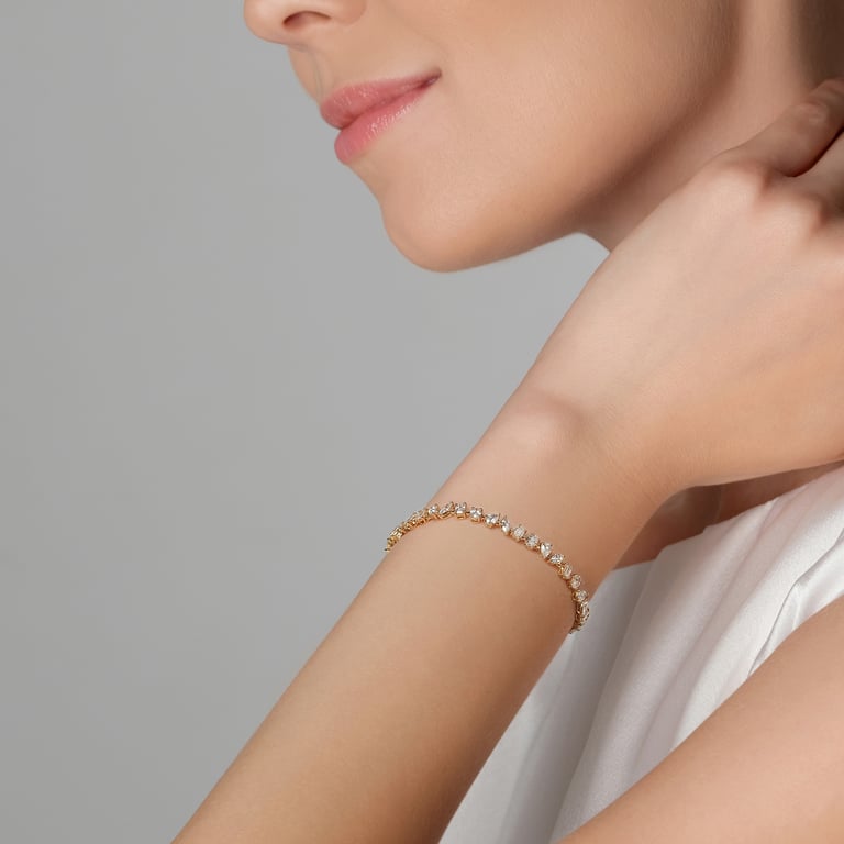 Fancy Armband aus 18 Kt Gelbgold mit Diamanten, am Handgelenk getragen
