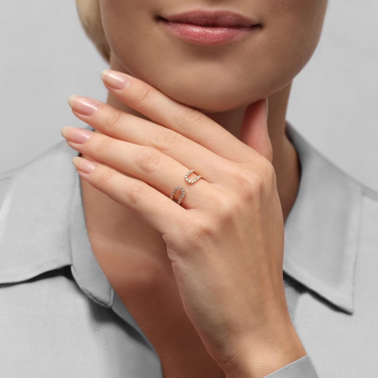 Rivière-Flow Ring aus 18 Kt Roségold mit Diamanten, an einer Hand getragen