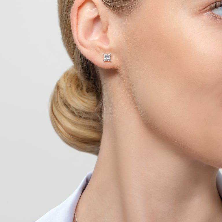 Solitaire No 4 Princess Ohrschmuck aus 18 Kt Weißgold mit Diamanten, am Ohr getragen