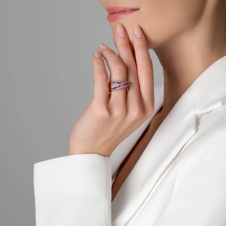 Rivière Rainbow Ring aus 18 Kt Roségold mit Diamanten und Saphir, an einer Hand getragen