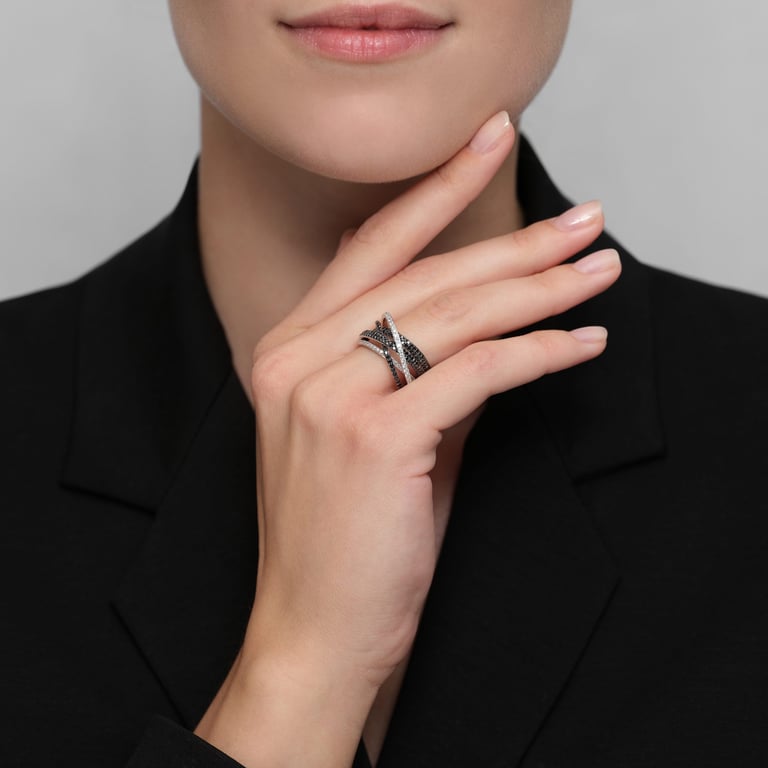 Looping Black & White Ring aus 18 Kt Weißgold mit Diamanten, an einer Hand getragen