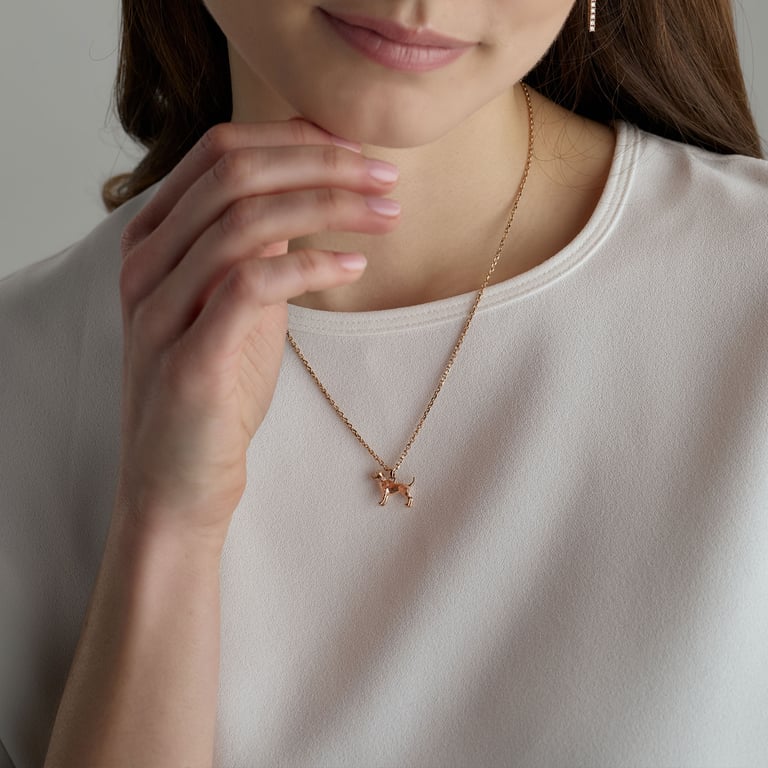 Walk my Love Halsschmuck aus 18 Kt Roségold mit Diamanten, am Hals getragen