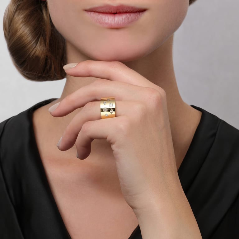Le Grale Large Ring aus 18 Kt Gelbgold mit Diamanten, an einer Hand getragen