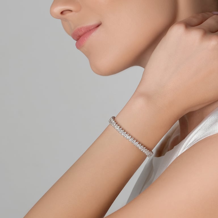Fancy Armband aus 18 Kt Weißgold mit Diamanten, am Handgelenk getragen