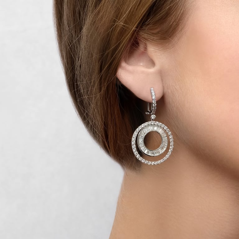 Signature Ohrgehänge aus 18 Kt Weißgold mit Diamanten, am Ohr getragen