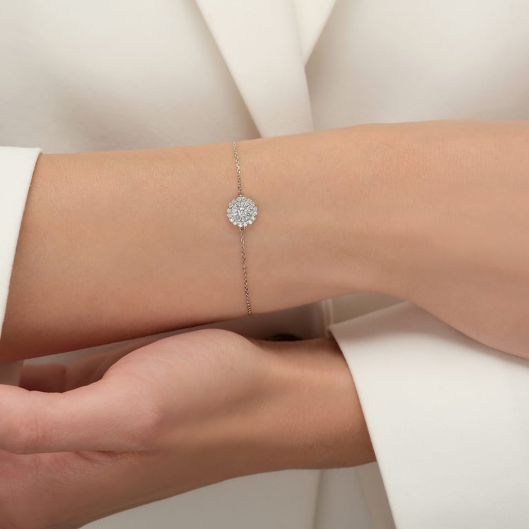 Bloom X-Small Armschmuck aus 18 Kt Weißgold mit Diamanten, am Handgelenk getragen