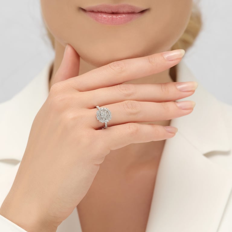 Bloom Small Ring aus 18 Kt Weißgold mit Diamanten, an einer Hand getragen