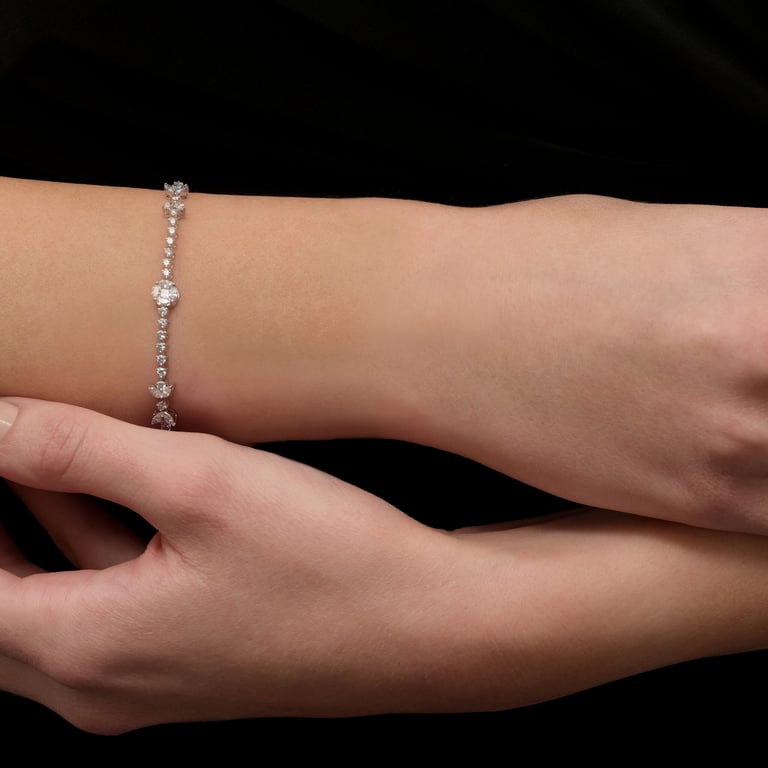 Signature Armband aus 18 Kt Weißgold mit Diamanten, am Handgelenk getragen