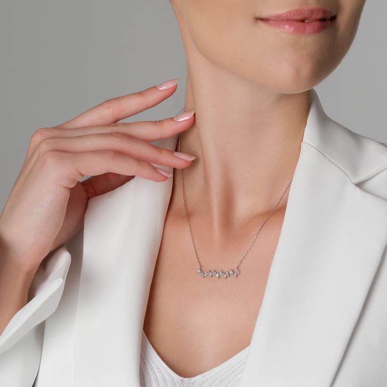 Fancy Collier aus 18 Kt Weißgold mit Diamanten, am Hals getragen