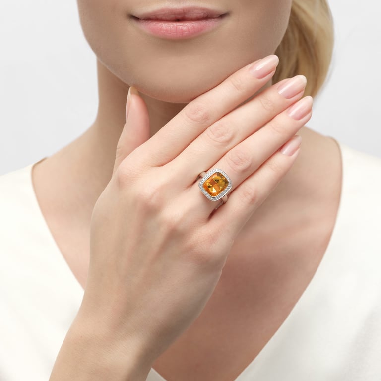 Jolie Cushion Ring aus 18 Kt Weißgold mit Diamanten und Citrin, an einer Hand getragen