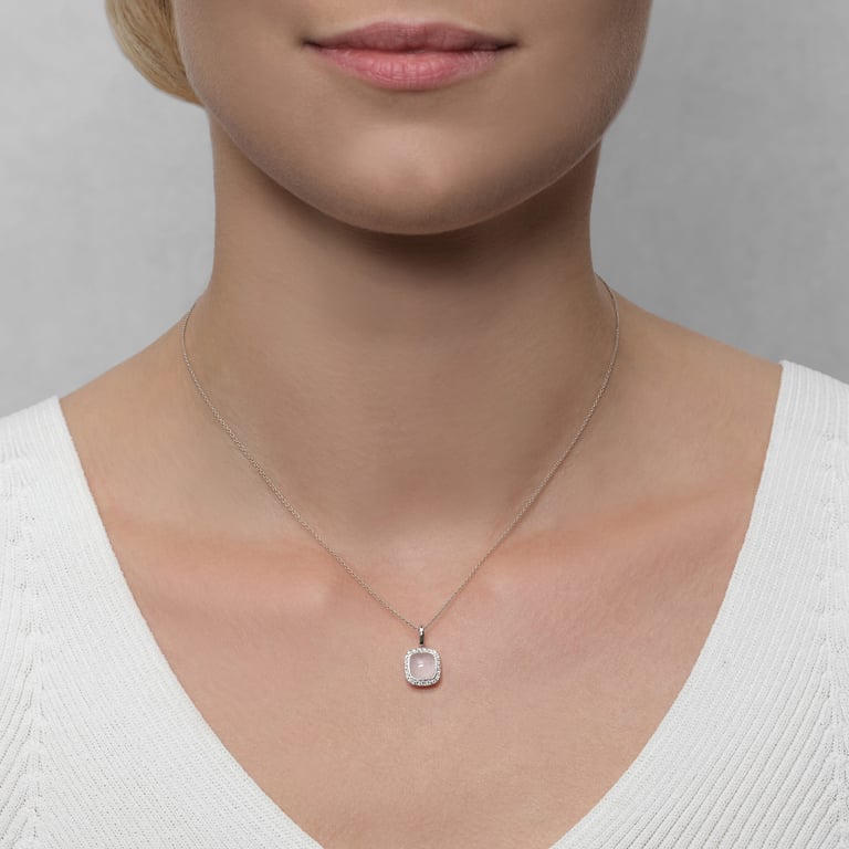 Balou Cushion Anhänger mit Kette aus 18 Kt Weißgold mit Diamanten und Rosenquarz, am Hals getragen