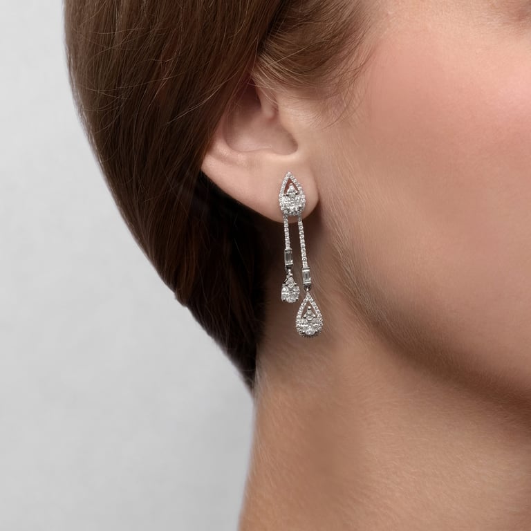 Secrets Special Ohrschmuck aus 18 Kt Weißgold mit Diamanten, am Ohr getragen