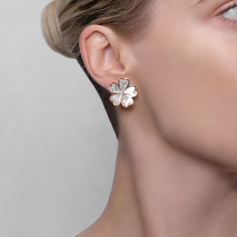 Flora Classic Large Ohrschmuck aus 18 Kt Roségold mit Diamanten und Perlmutt, am Ohr getragen