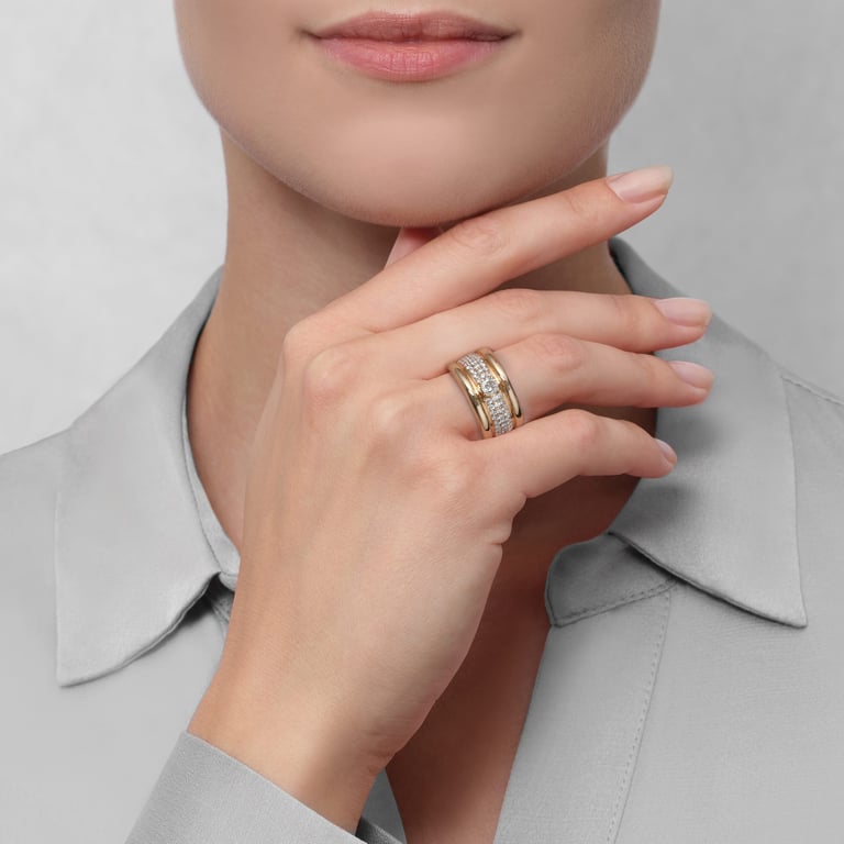 Colosseo Single Row & Diamonds Ring aus 18 Kt Roségold mit Diamanten, an einer Hand getragen