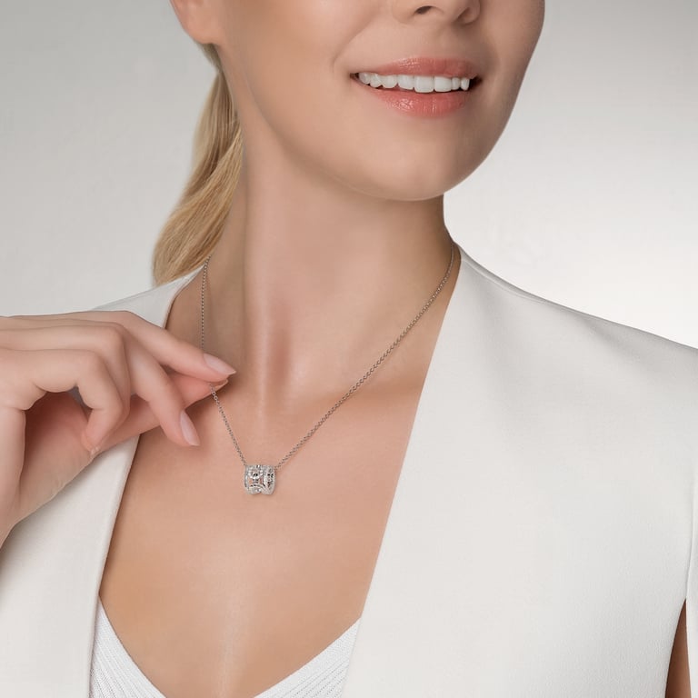 Rivière-Flow Halsschmuck aus 18 Kt Weißgold mit Diamanten, am Hals getragen