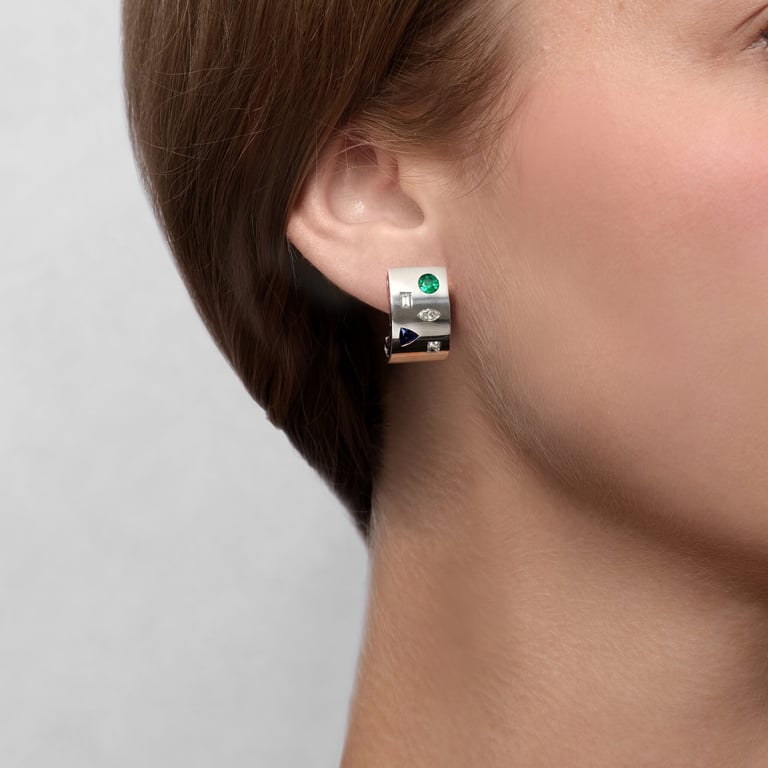 Le Grale Medium Ohrschmuck aus 18 Kt Weißgold mit Smaragd, Saphir und Diamanten, am Ohr getragen