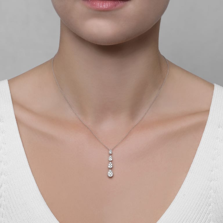 Cala Halsschmuck aus 18 Kt Weißgold mit Diamanten, am Hals getragen
