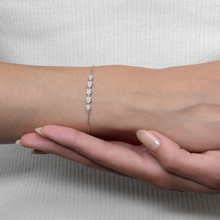 Cala Armschmuck aus 18 Kt Weißgold mit Diamanten, am Handgelenk getragen