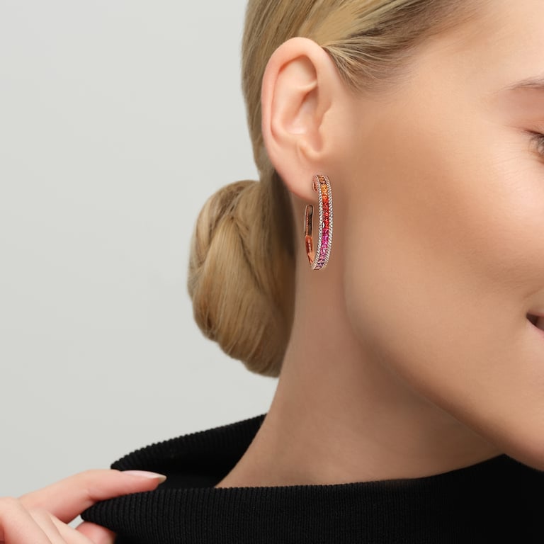 Rivière Rainbow Creolen aus 18 Kt Roségold mit Diamanten und Saphir, am Ohr getragen