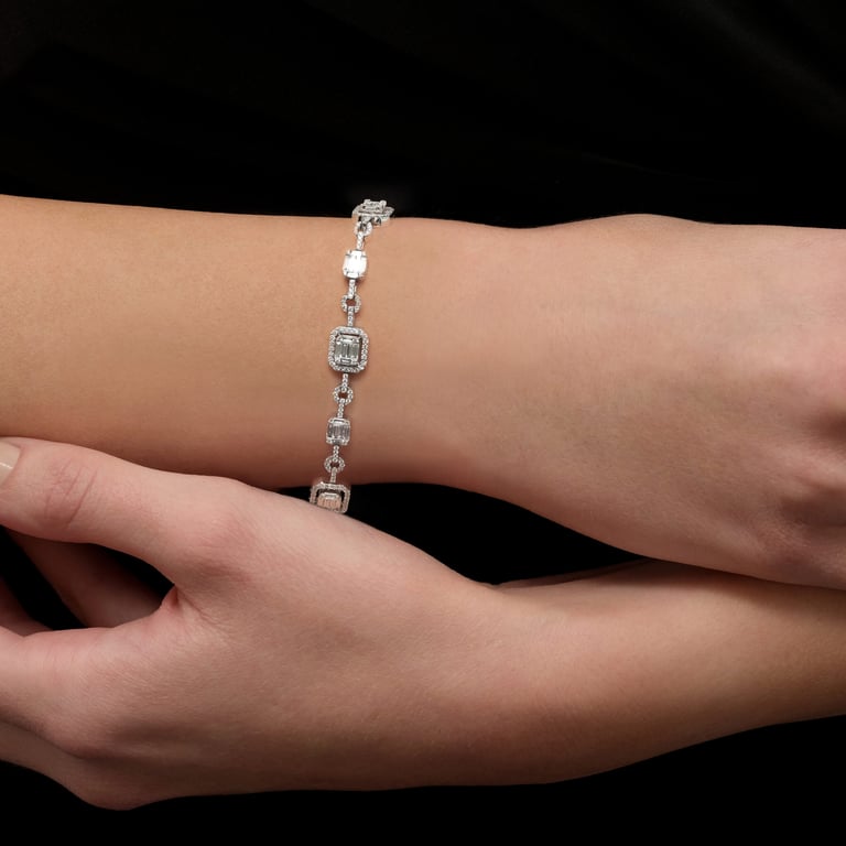 Signature Armband aus 18 Kt Weißgold mit Diamanten, am Handgelenk getragen