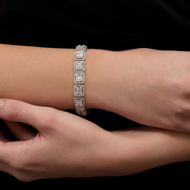 Signature Armband aus 18 Kt Weißgold mit Diamanten, am Handgelenk getragen