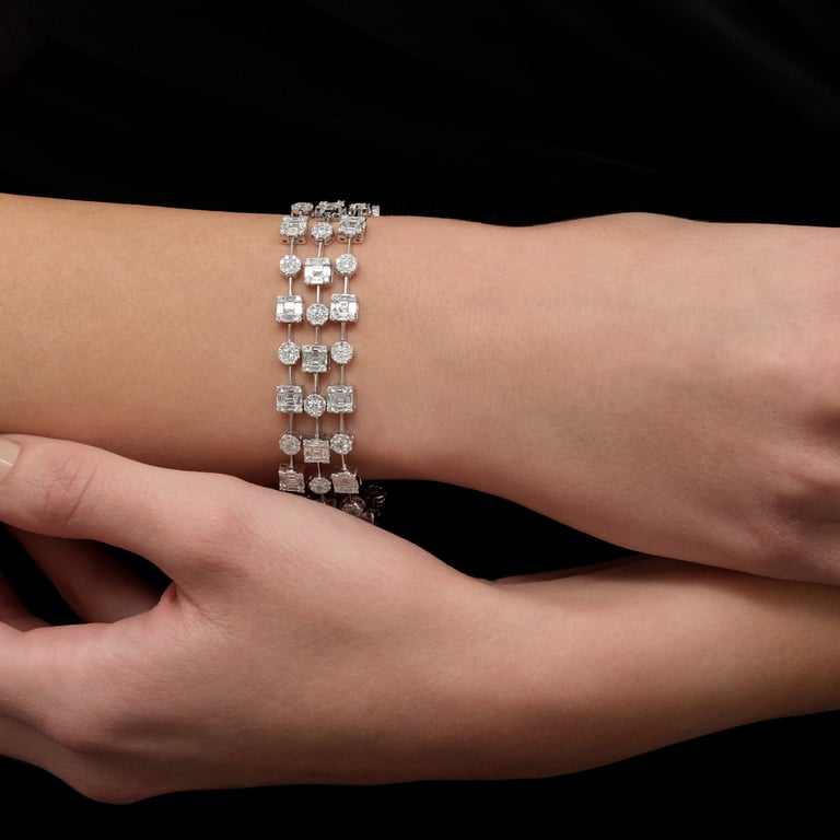 Signature Armband aus 18 Kt Weißgold mit Diamanten, am Handgelenk getragen
