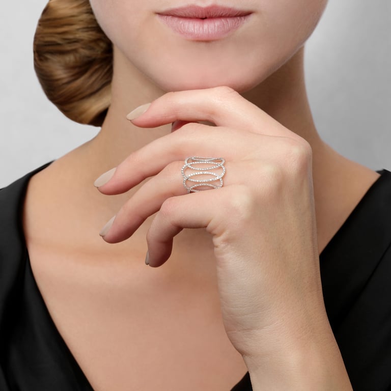 Signature Ring aus 18 Kt Weißgold mit Diamanten, an einer Hand getragen