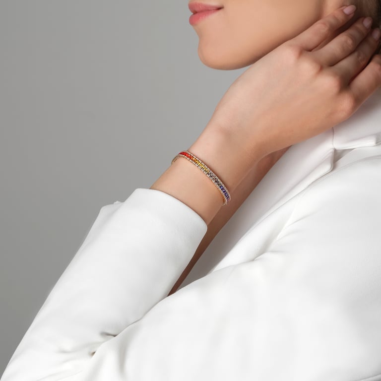 Rivière Rainbow Armband aus 18 Kt Roségold mit Diamanten und Saphir, am Handgelenk getragen