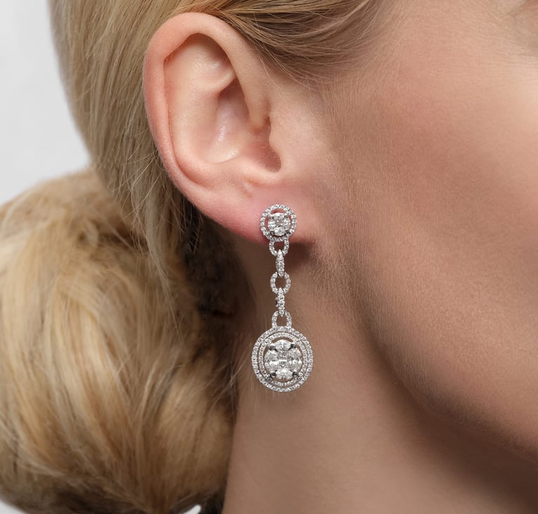 Secrets Special Ohrgehänge aus 18 Kt Weißgold mit Diamanten, am Ohr getragen