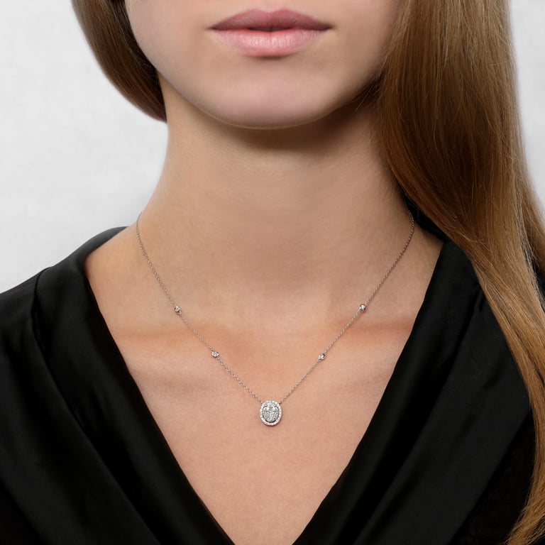Secrets Diamond Circle Collier aus 18 Kt Weißgold mit Diamanten, am Hals getragen