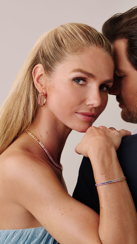 Frau mit Collier, Creolen und Armband aus der Wagner Collection Rivière Rainbow neben einem Mann.