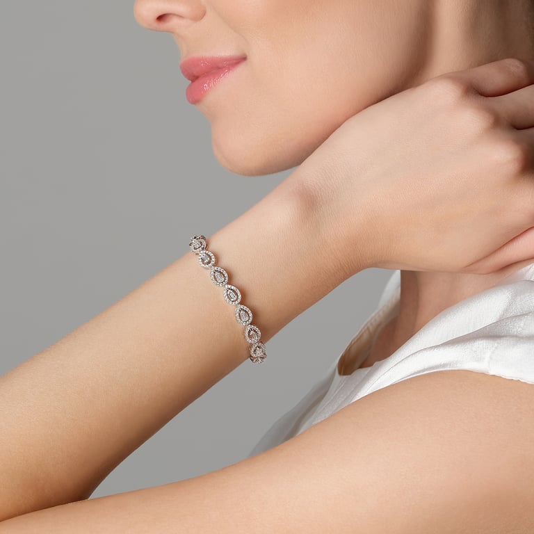 Aura Drop Armschmuck aus 18 Kt Weißgold mit Diamanten, am Handgelenk getragen