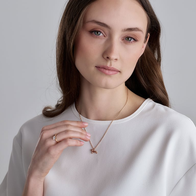 Walk my Love Halsschmuck aus 18 Kt Roségold mit Diamanten, am Hals getragen