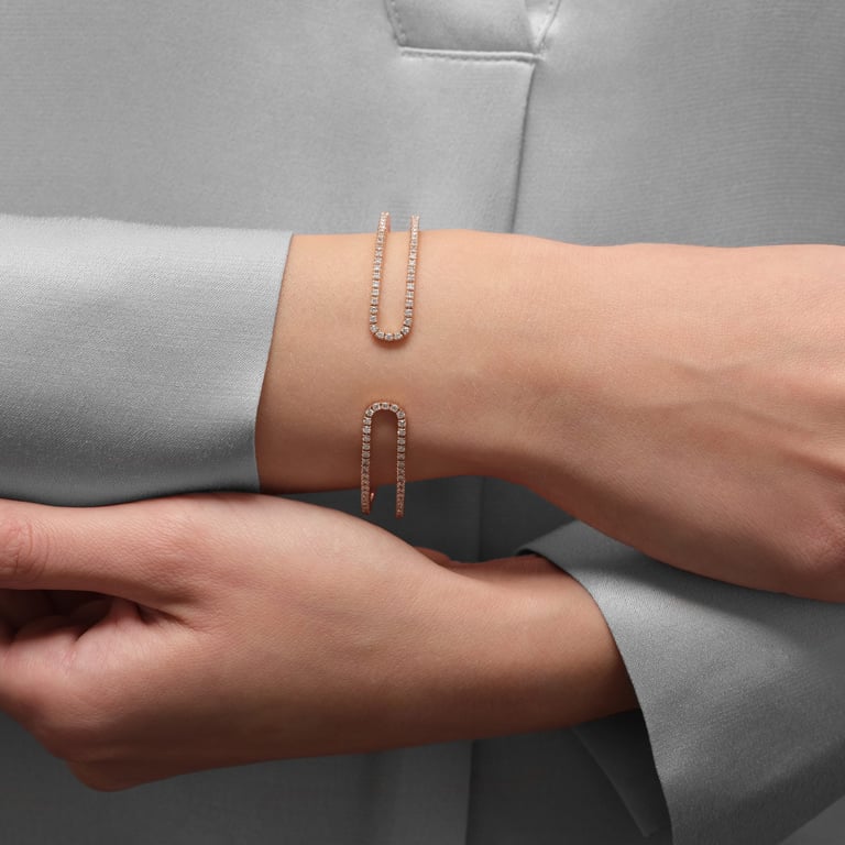 Rivière-Flow Armspange aus 18 Kt Roségold mit Diamanten, am Handgelenk getragen