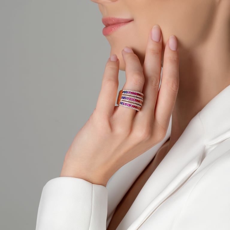 Rivière Rainbow Ring aus 18 Kt Roségold mit Diamanten und Saphir, an einer Hand getragen