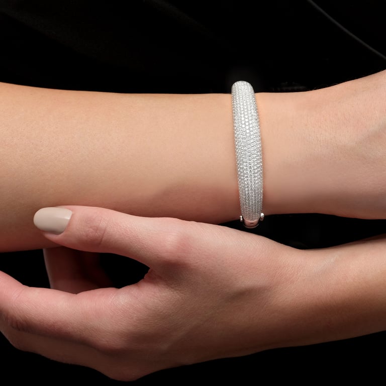 Starlight Classic Armreif aus 18 Kt Weißgold mit Diamanten, am Handgelenk getragen