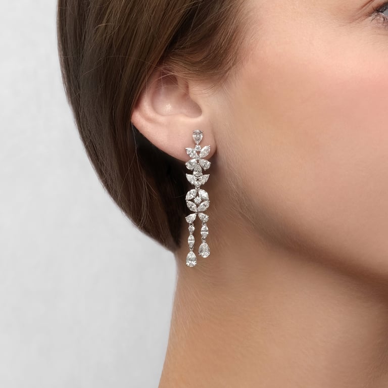 Masterpiece Ohrgehänge aus 18 Kt Weißgold mit Diamanten, am Ohr getragen