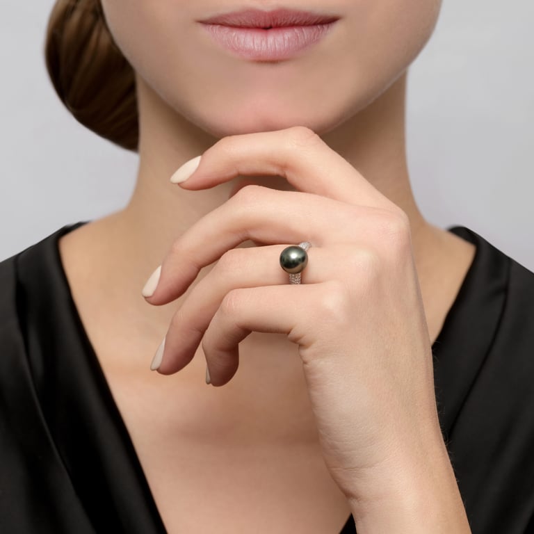 Pearls & More Ring aus 18 Kt Weißgold mit Perle und Diamanten, an einer Hand getragen