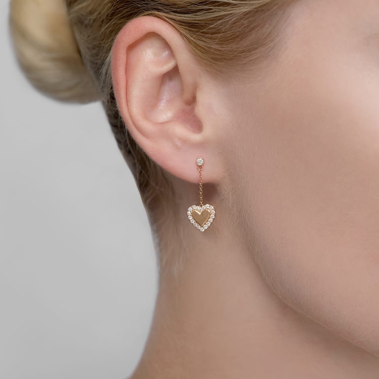 Heart Mirror Ohrschmuck aus 18 Kt Roségold mit Diamanten, am Ohr getragen