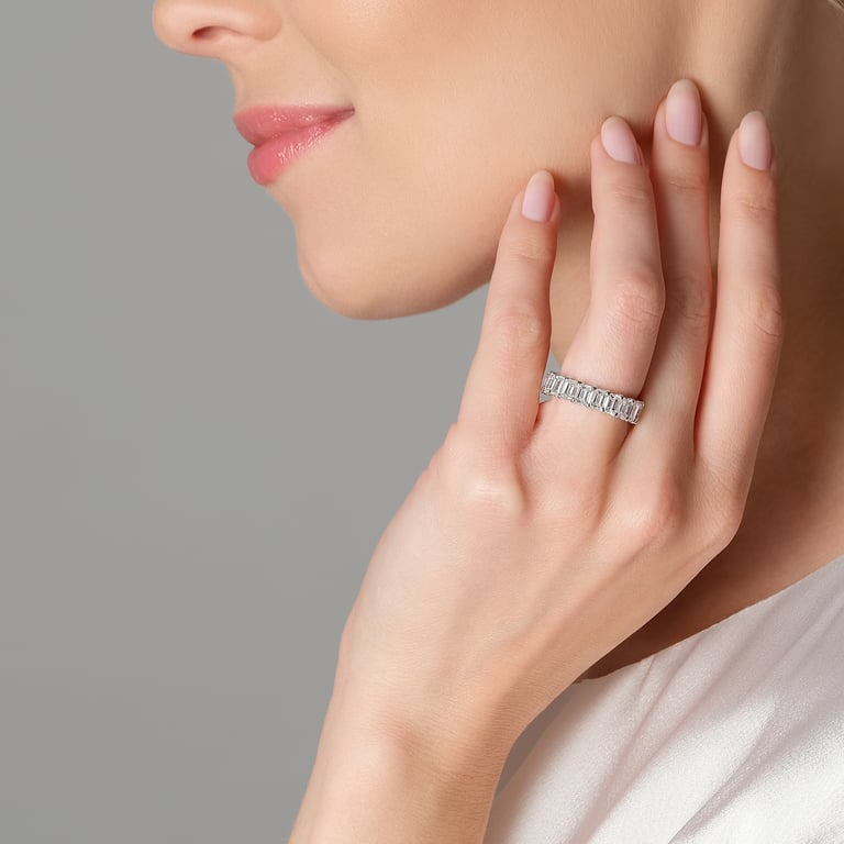 Rivière Emerald Ring aus 18 Kt Weißgold mit Diamanten, an einer Hand getragen
