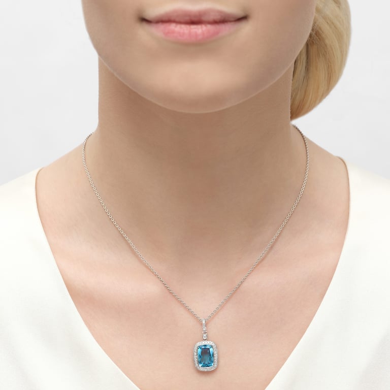 Jolie Cushion Anhänger mit Kette aus 18 Kt Weißgold mit Diamanten und Topas, am Hals getragen