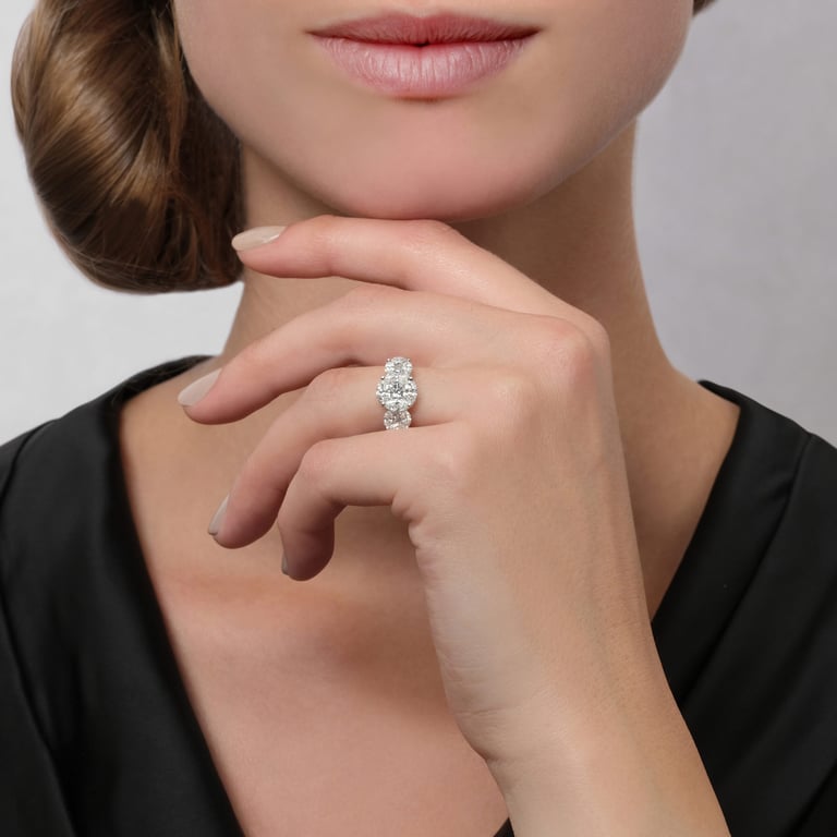 Secrets Trio Ring aus 18 Kt Weißgold mit Diamanten, an einer Hand getragen