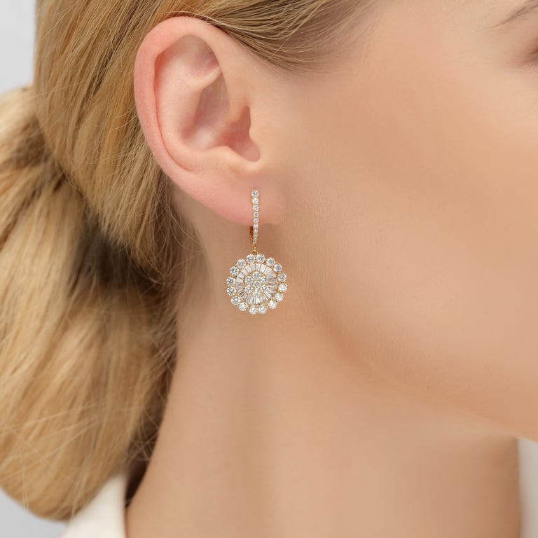 Bloom Large Ohrschmuck aus 18 Kt Roségold mit Diamanten, am Ohr getragen