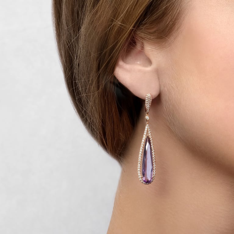 Signature Ohrschmuck aus 18 Kt Roségold mit Diamanten und Amethyst, am Ohr getragen