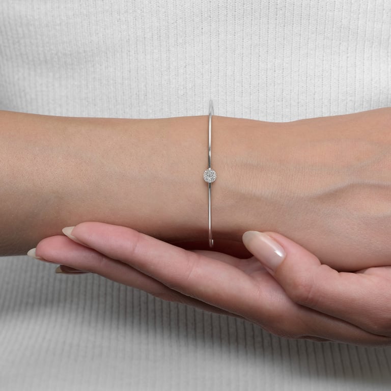 Cala Armreif aus 18 Kt Weißgold mit Diamanten, am Handgelenk getragen