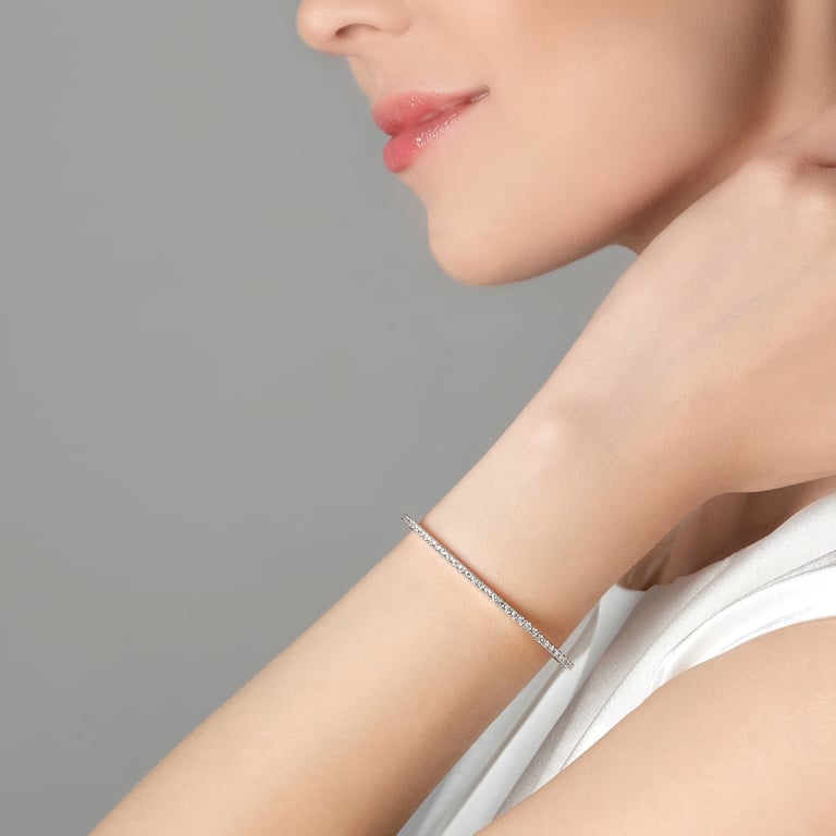 Rivière-Flow Armreif aus 18 Kt Weißgold mit Diamanten, am Handgelenk getragen