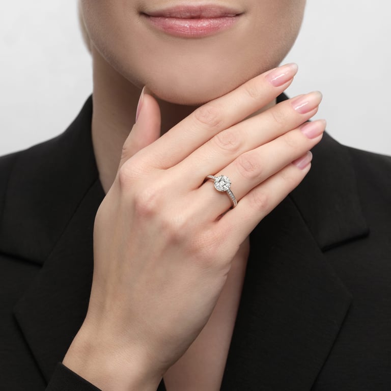 Secrets Classic Ring aus 18 Kt Weißgold mit Diamanten, an einer Hand getragen